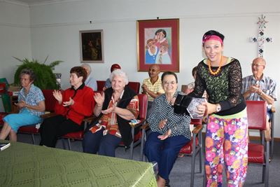 Goue Oues Paashaas besoek tehuise